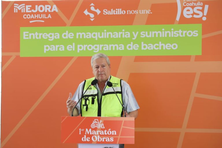 Fortalece Chema Fraustro programa de bacheo con más maquinaria y suministros