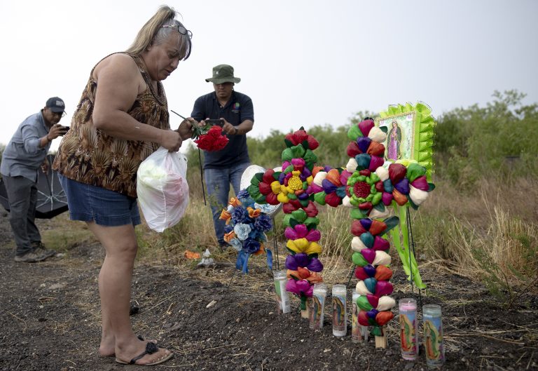 Cruces y veladoras se multiplican en memorial; recuerdan a migrantes