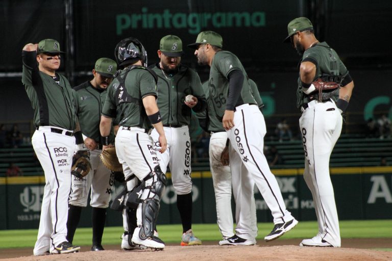 Sultanes ataca con 6 carreras en la tercera a Saraperos para ganar el primero del clásico  