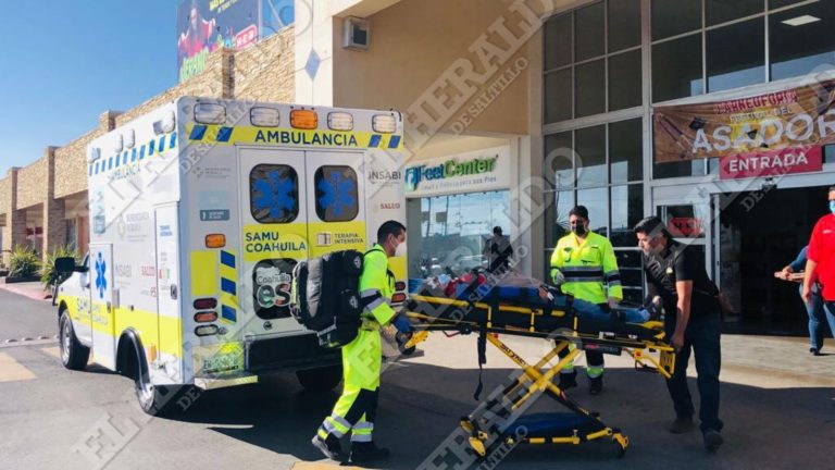 Trabajadora cae de una escalera en un supermercado