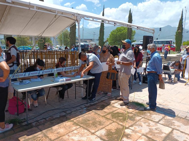 Entre acarreos y acusaciones de fraude, votan por consejeros de Morena