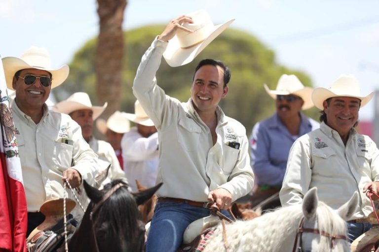 Celebra Manolo Jiménez 90 aniversario de la Feria de la Uva en Cuatrociénegas