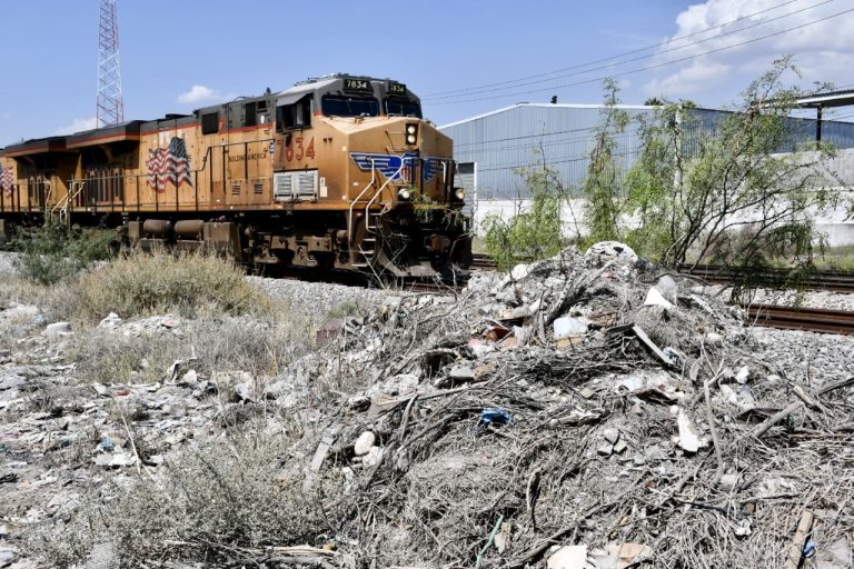 Convierten vías del tren en basurero clandestino