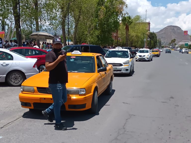 En combis, taxis y vagones acarrean a saltillenses a elección de congresistas de MORENA