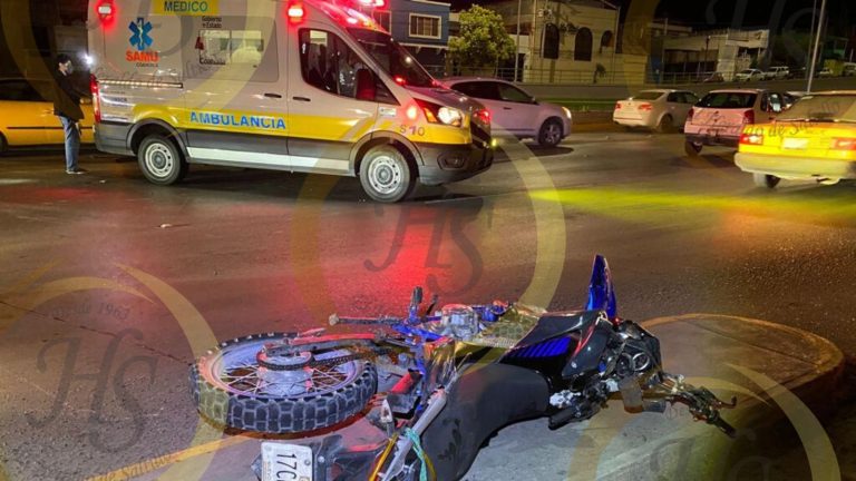 Motociclista cae de su unidad y está grave en un hospital