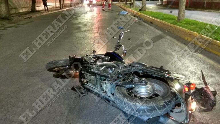 Muere motociclista al chocar contra un árbol