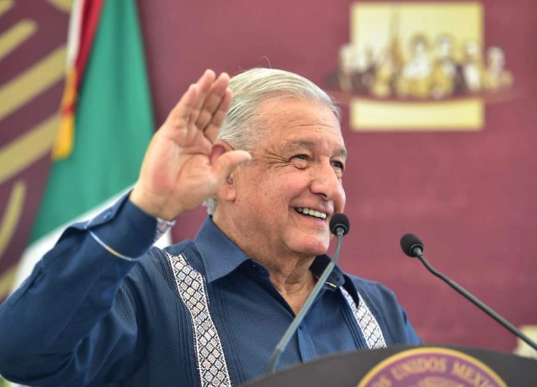 Aunque no les guste, vamos a traer médicos cubanos: AMLO