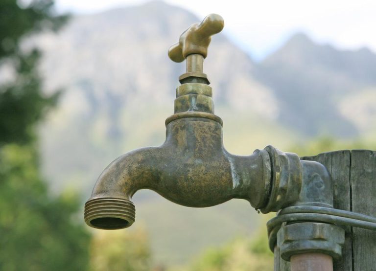 Protestan por agua a un costado del concierto de la Maldita