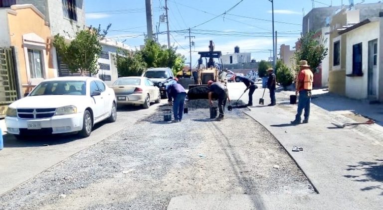 Rehabilitan calles en Parajes Del Valle