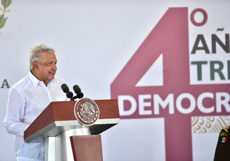 AMLO homenajea a Carlos Slim: “Empresario más austero de México”