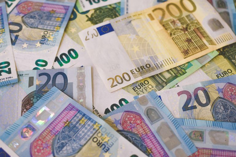 El euro se deprecia; alcanza la paridad de valor con el dólar