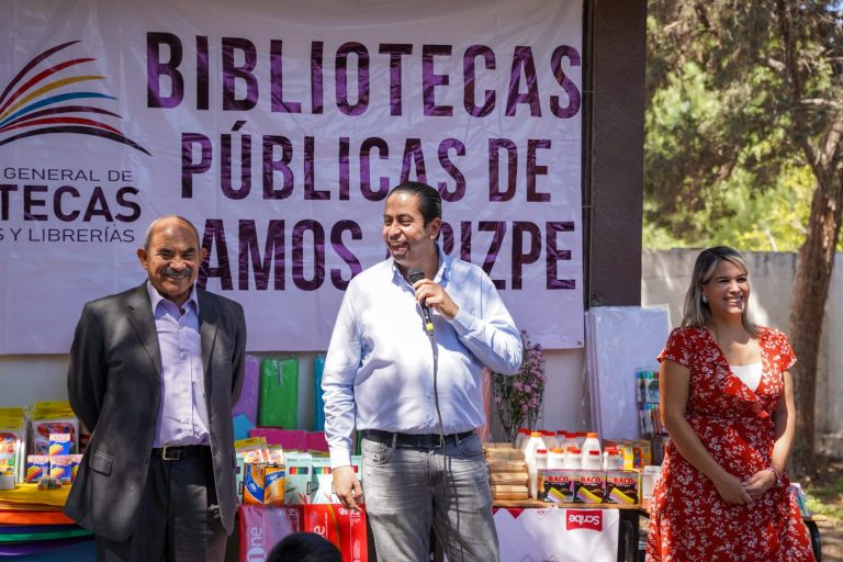 Entrega Chema Morales material a bibliotecas para los Cursos de Verano 2022