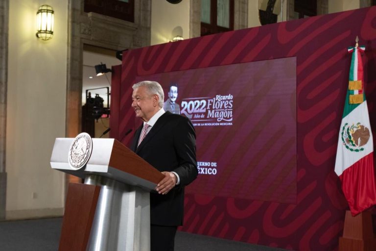 Insiste López Obrador en que se debe regularizar a mexicanos en EU