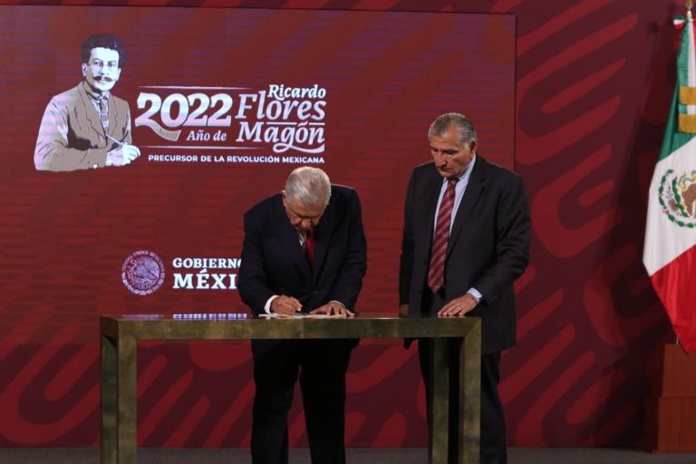 López Obrador firma decreto para garantizar abasto de agua en NL