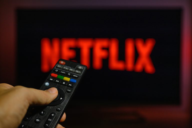 Netflix ahora quiere cobrarte por cada casa donde compartes tu cuenta