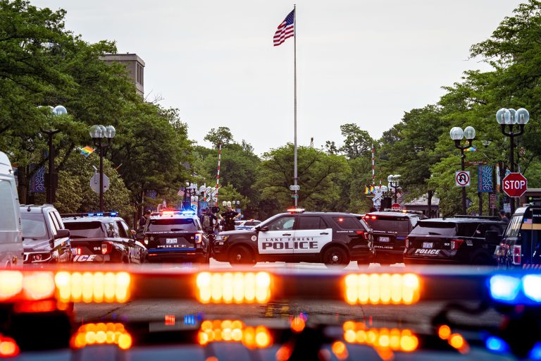 Padre de tirador en Chicago le ayudó a conseguir permiso para armas