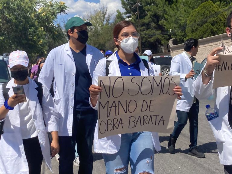 Piden pasantes de medicina condiciones seguras para realizar su servicio social 