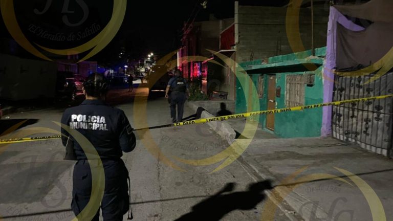 Sale a calmar una riña y lo matan en la cochera de su casa