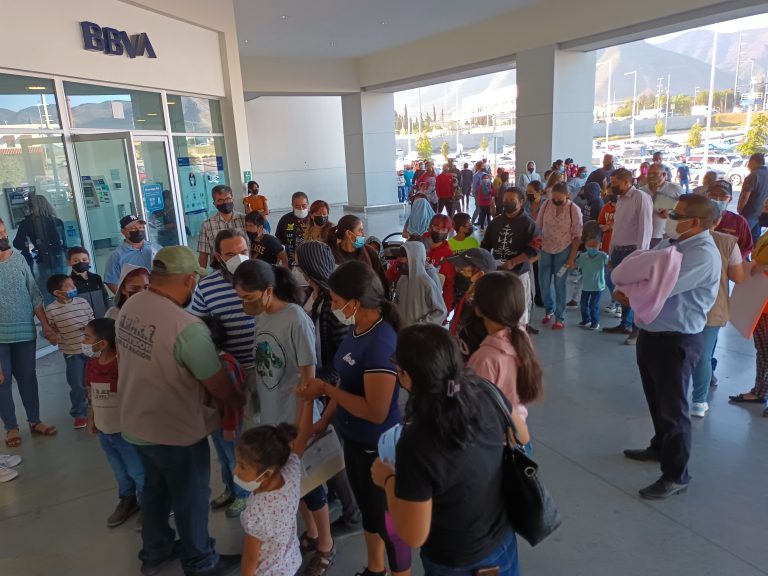 Saturan niños y padres de familia módulo de vacunación de Plaza Sendero