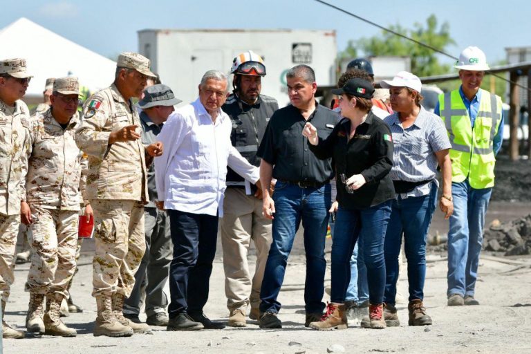 AMLO y Riquelme supervisan acciones de rescate de mineros