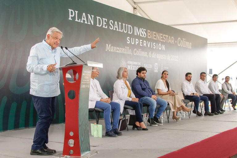 «Ahora si los veo muy gallitos»: AMLO a líderes sindicales charros