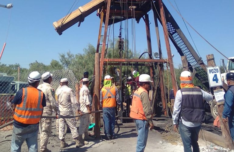 Buzo de Sedena ingresa a pozo donde están atrapados mineros