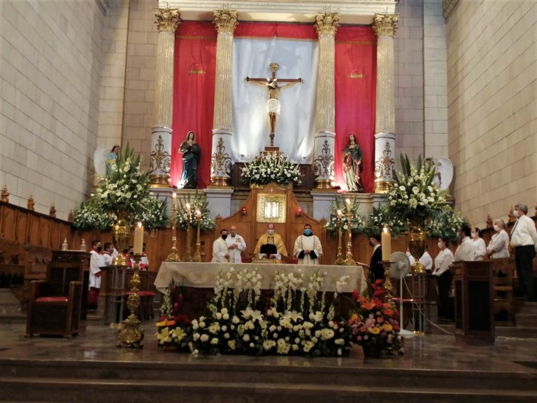 Celebran saltillenses al Santo Cristo en su día