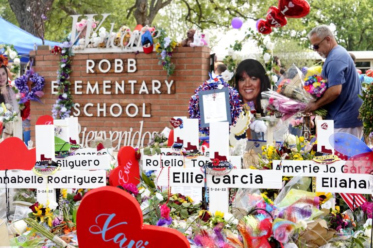 Despiden al jefe de policía del distrito escolar de Uvalde, Texas, meses después del tiroteo en escuela