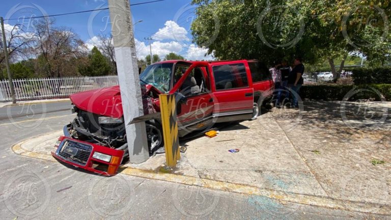 Dos jóvenes y dos niños lesionados en aparatoso accidente