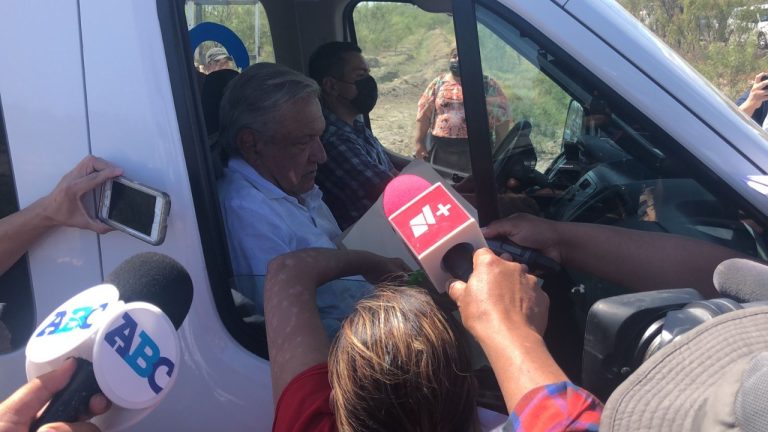 Desmayos y riña en visita de AMLO a la mina de Coahuila