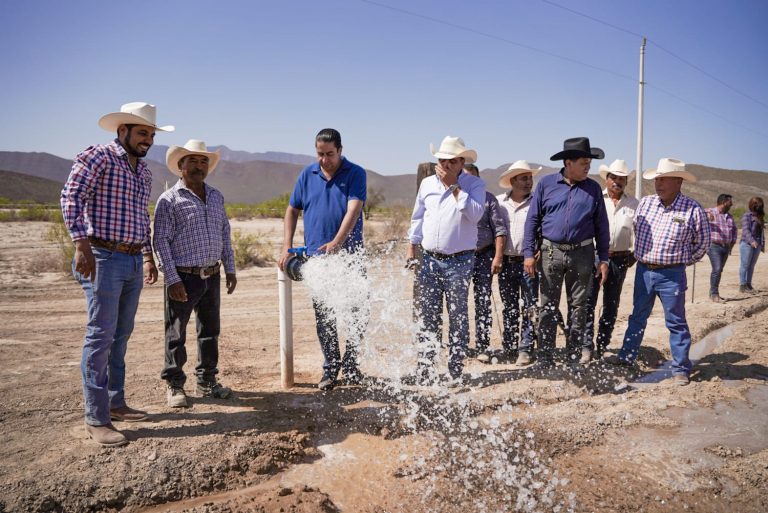 Entrega Chema Morales el programa tú eliges en el ejido San Francisco de los Desmontes