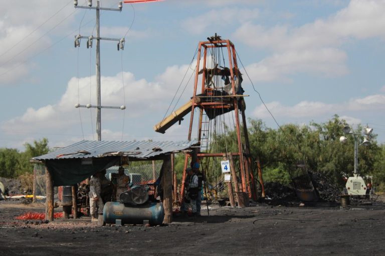 Falla intento de rescate por nueva inundación en pozo