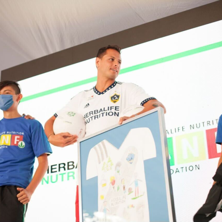 «Chicharito» Hernández aclara la razón para tirar bandera de México