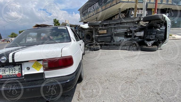 No respeta señal de alto, impacta a una camioneta y la hace volcar