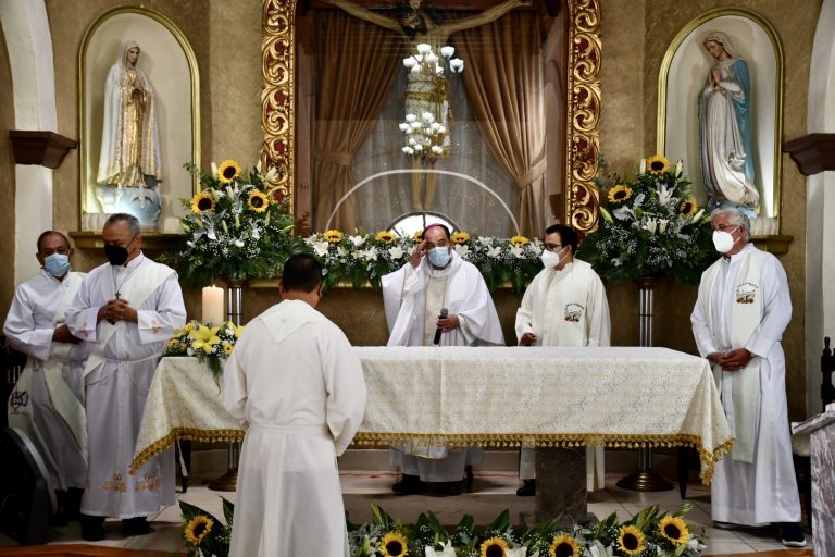 Obispo Hilario González encabeza celebración por 100 años de la capilla del Señor de la Misericordia 