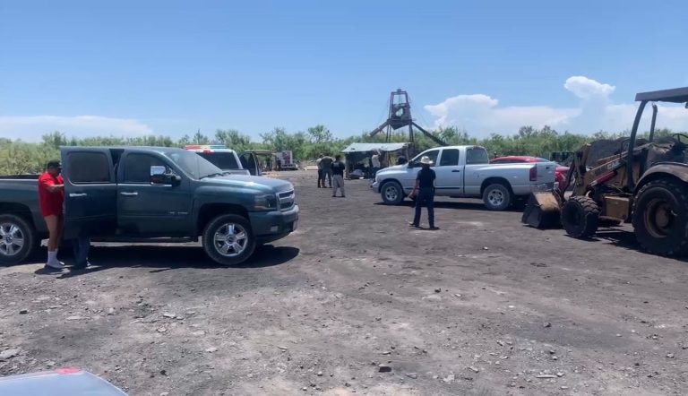 Diez trabajadores permanecen atrapados en 3 pozos de “El Mezquite”