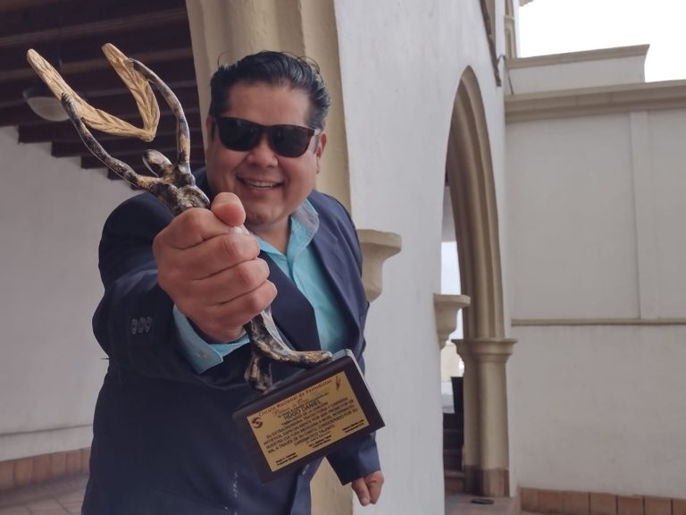 Otorga Círculo Nacional de Periodistas sus «Palmas de Oro» a cantante saltillense