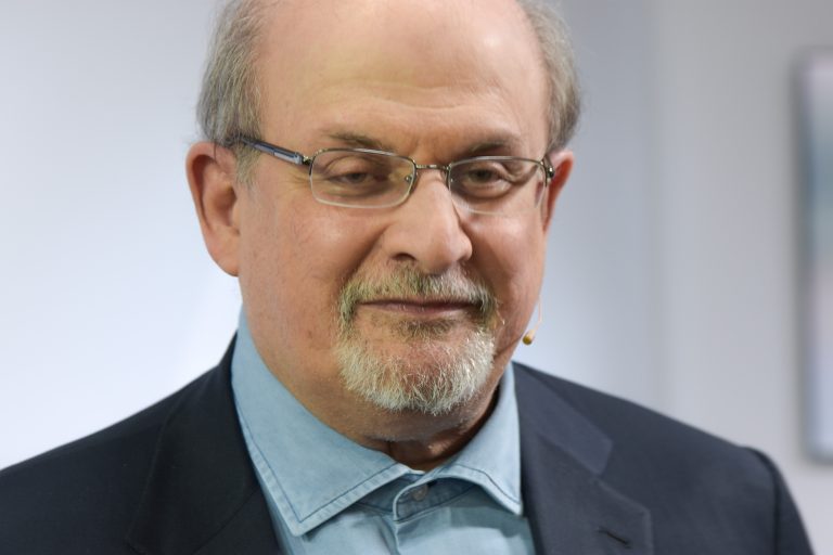 Rushdie fue herido en cuello y abdomen; seguía en cirugía