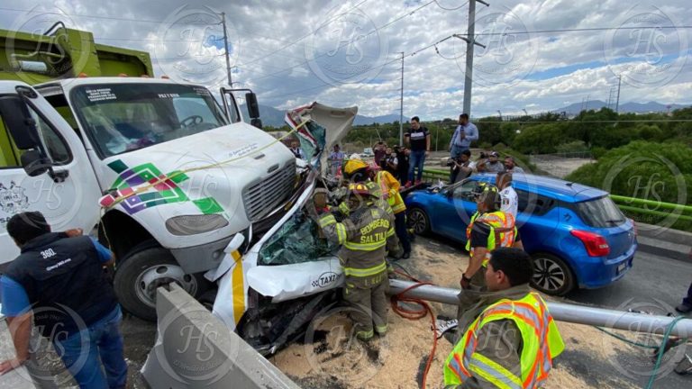 Taxista queda prensado entre los fierros de su unidad tras ser impactado por camión recolector