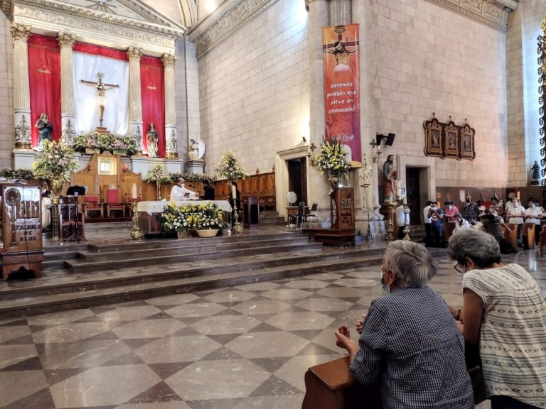 Vuelven feligreses al encuentro con Santo Cristo previo a su fiesta patronal 