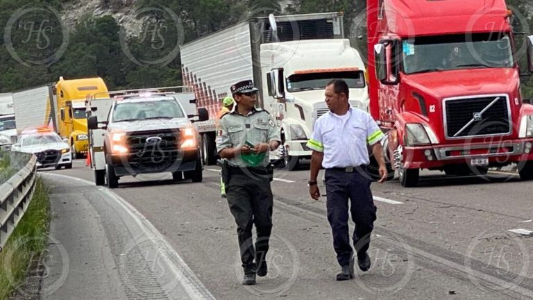 Volcadura y choque por alcance en la 57