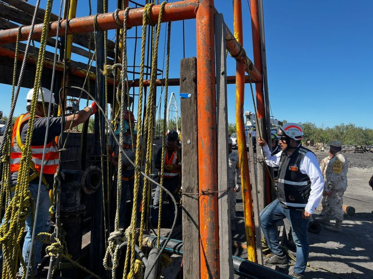 Aceleran extracción de agua en rescate de mina de Sabinas