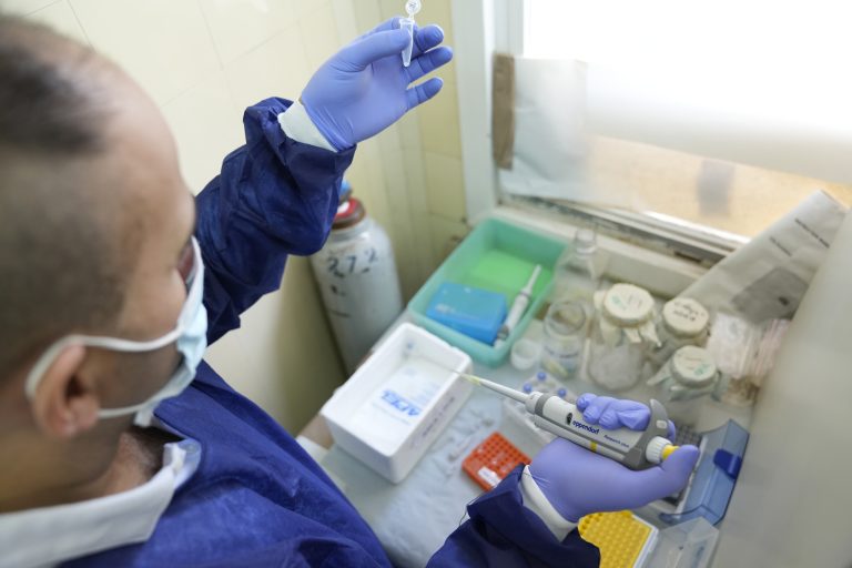 Científicos diseñan anticuerpos 2 en 1 contra variantes de COVID-19