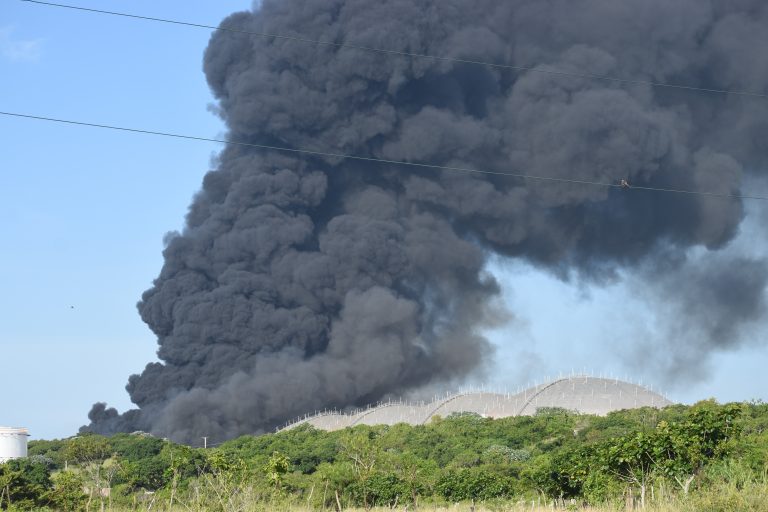 Colapsa segundo tanque petrolero incendiado en Cuba