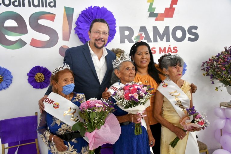 Coronan a la reina de los adultos mayores en El Mirador 