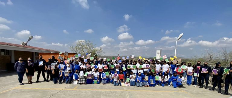 En San Ignacio, Policía de Ramos Arizpe realiza entrega de útiles escolares 