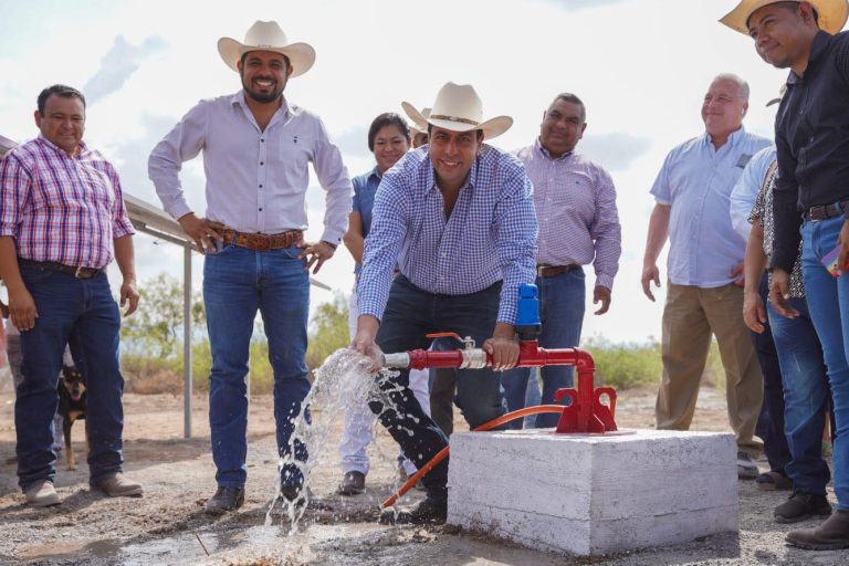 Entrega Chema Morales perforación de pozo de agua en ejido Plan de Guadalupe