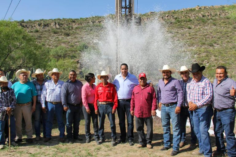 Entrega Chema Morales el programa Tú Eliges en el ejido La Agüita del Rosario