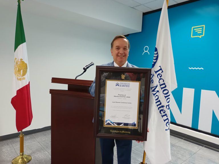 Entrega ITESM Campus Saltillo premio Mérito EXATEC al chef Juan Ramón Cárdenas