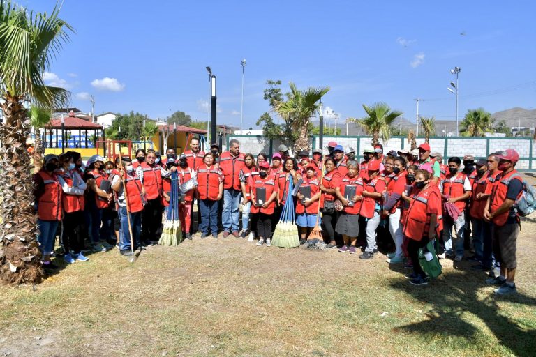 Equipan a personal municipal para realizar tareas de limpieza y embellecimiento urbano